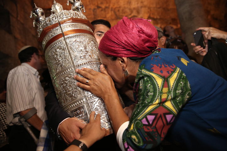 בכותל המערבי: הכנסת ס"ת לזכר שלושת החטופים הי"ד