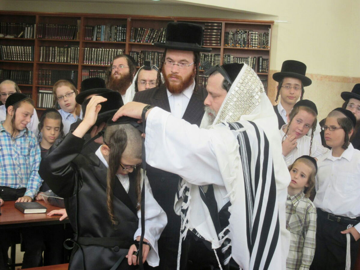 נדבורנה-ביתר: הנחת תפילין לבן האדמו"ר