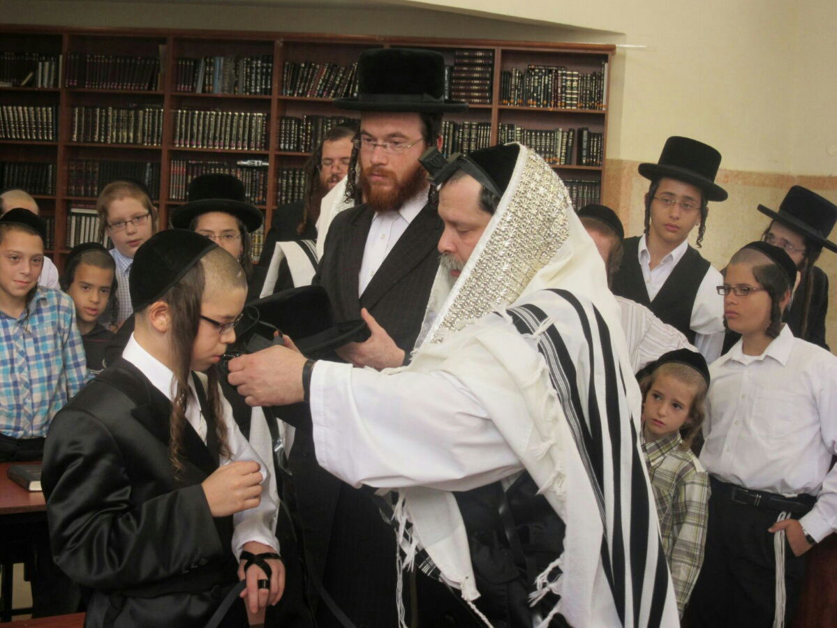 נדבורנה-ביתר: הנחת תפילין לבן האדמו"ר