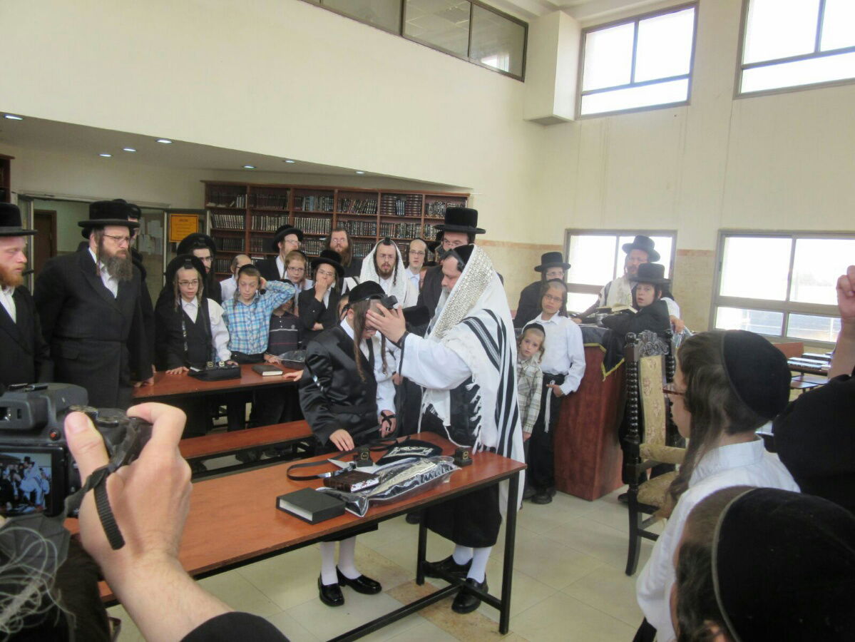 נדבורנה-ביתר: הנחת תפילין לבן האדמו"ר