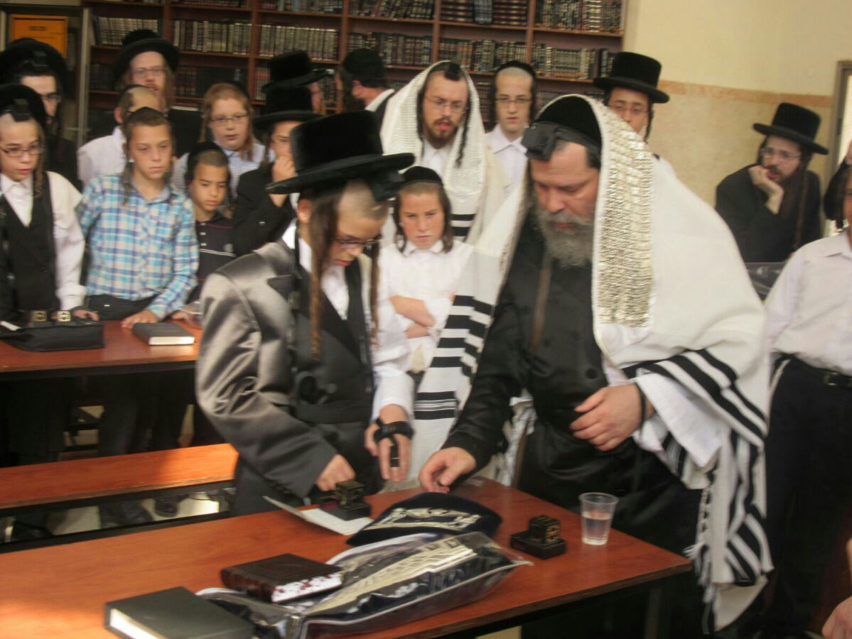 נדבורנה-ביתר: הנחת תפילין לבן האדמו"ר