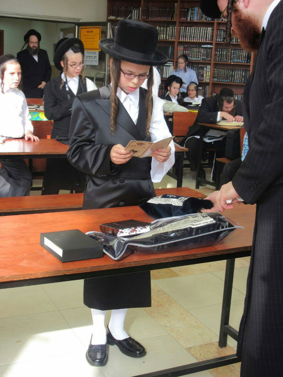 נדבורנה-ביתר: הנחת תפילין לבן האדמו"ר