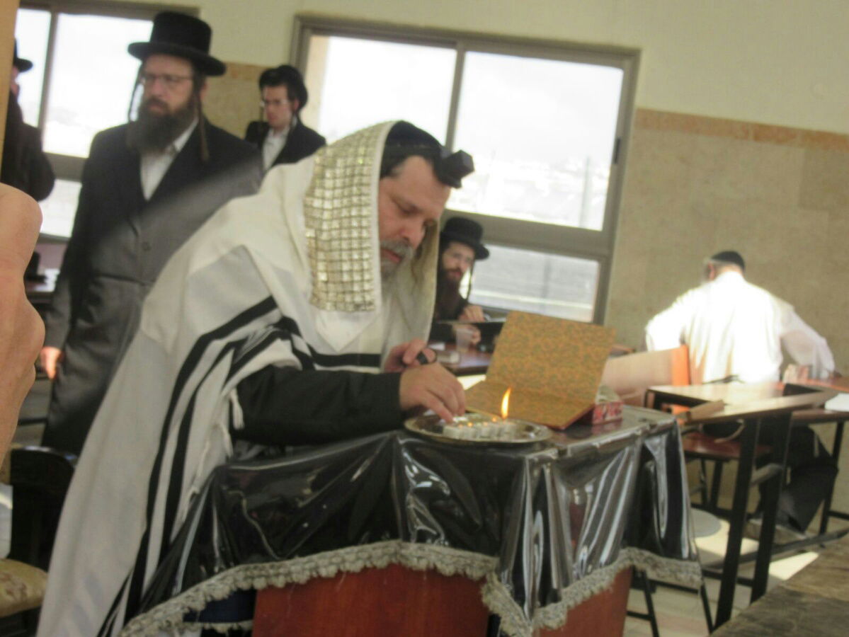 נדבורנה-ביתר: הנחת תפילין לבן האדמו"ר