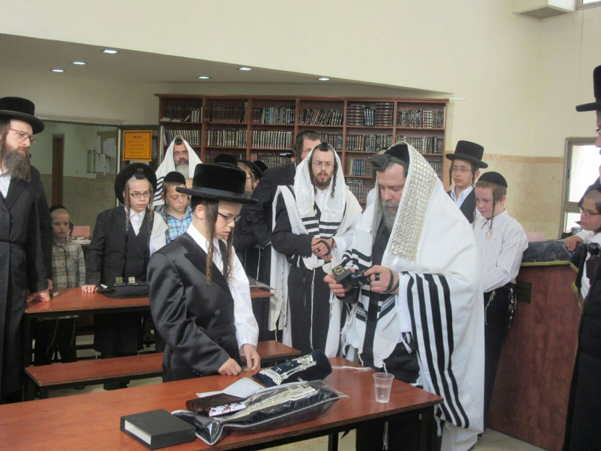 נדבורנה-ביתר: הנחת תפילין לבן האדמו"ר