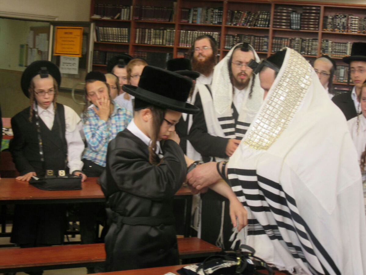 נדבורנה-ביתר: הנחת תפילין לבן האדמו"ר