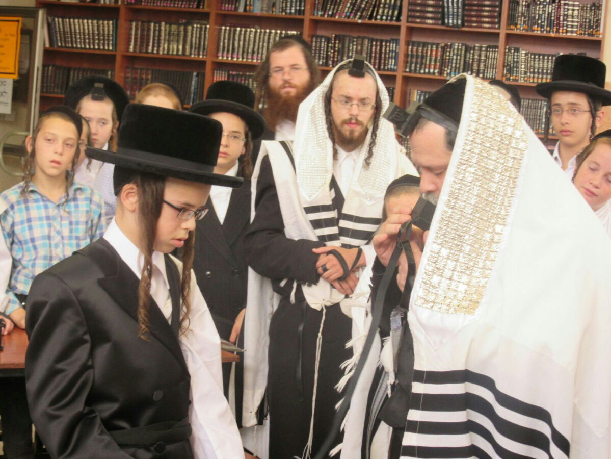 נדבורנה-ביתר: הנחת תפילין לבן האדמו"ר