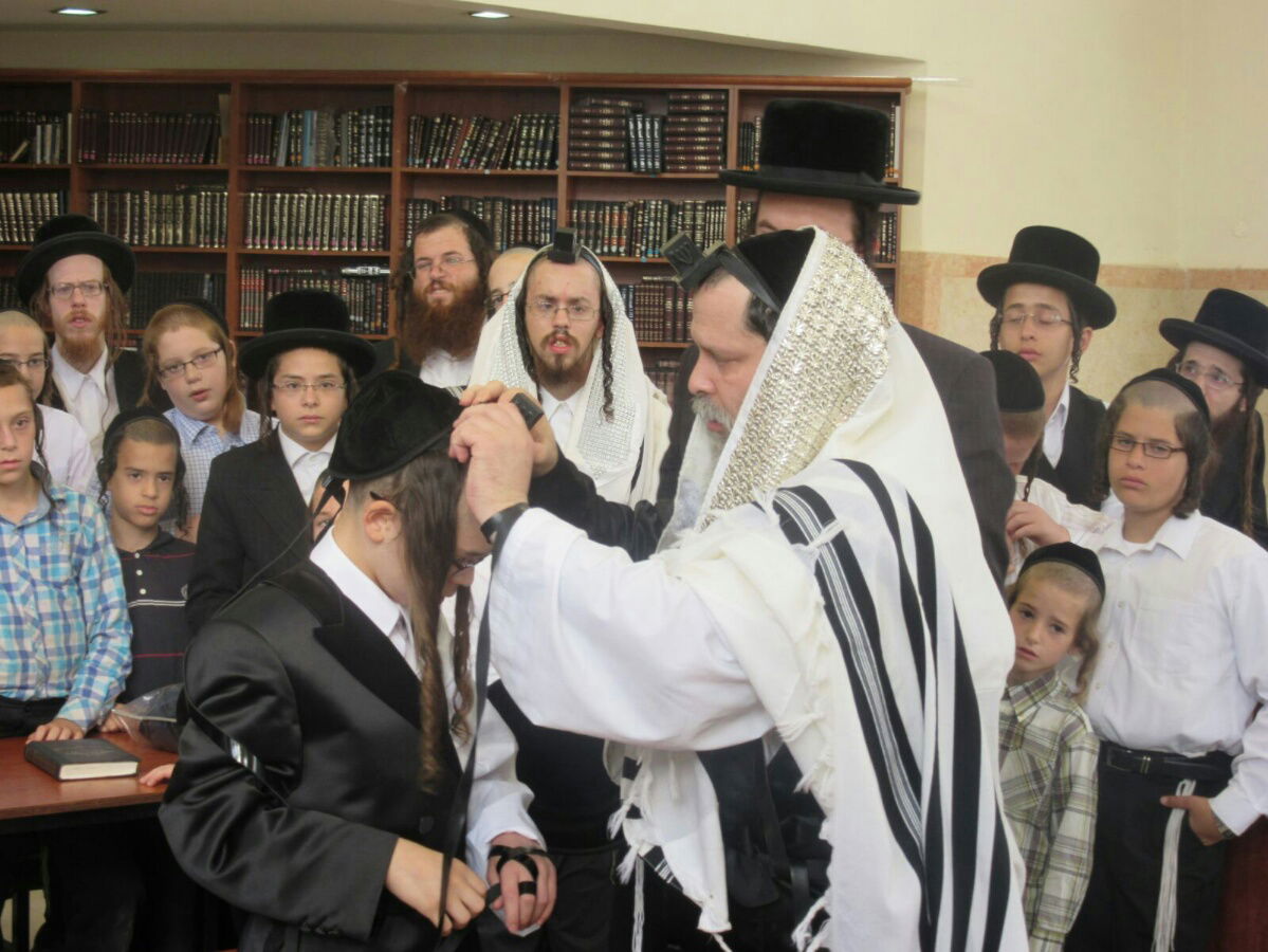 נדבורנה-ביתר: הנחת תפילין לבן האדמו"ר