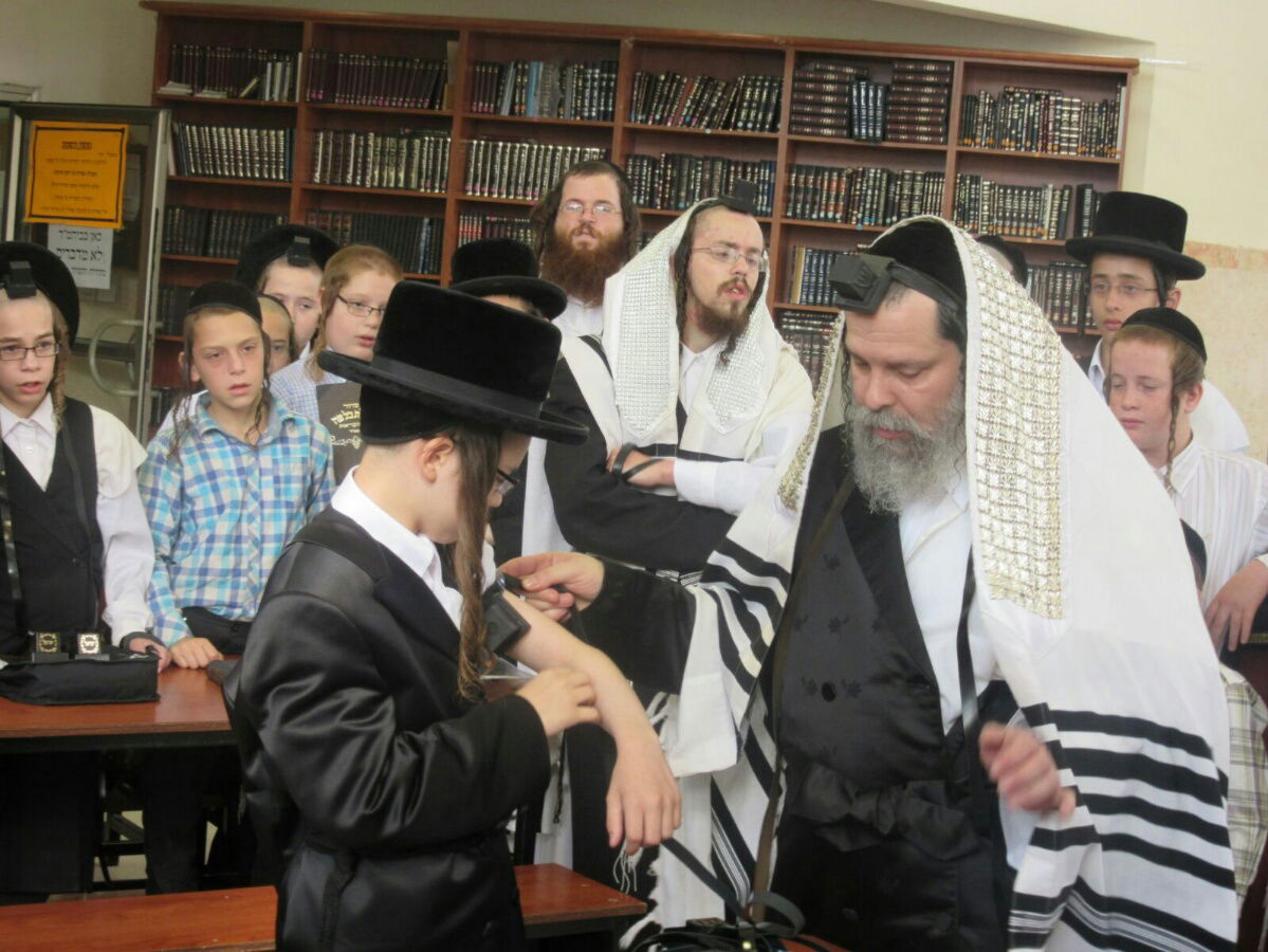 נדבורנה-ביתר: הנחת תפילין לבן האדמו"ר