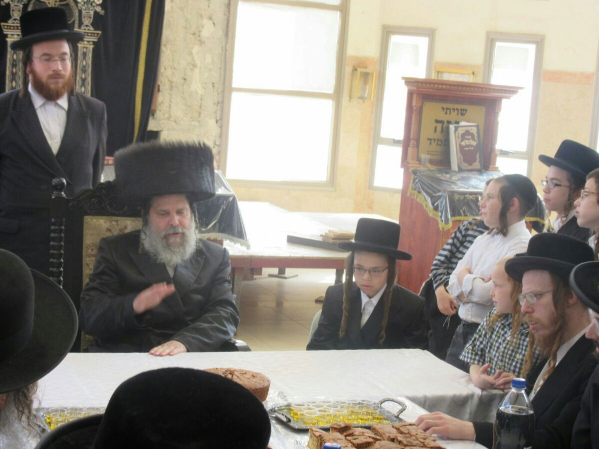 נדבורנה-ביתר: הנחת תפילין לבן האדמו"ר