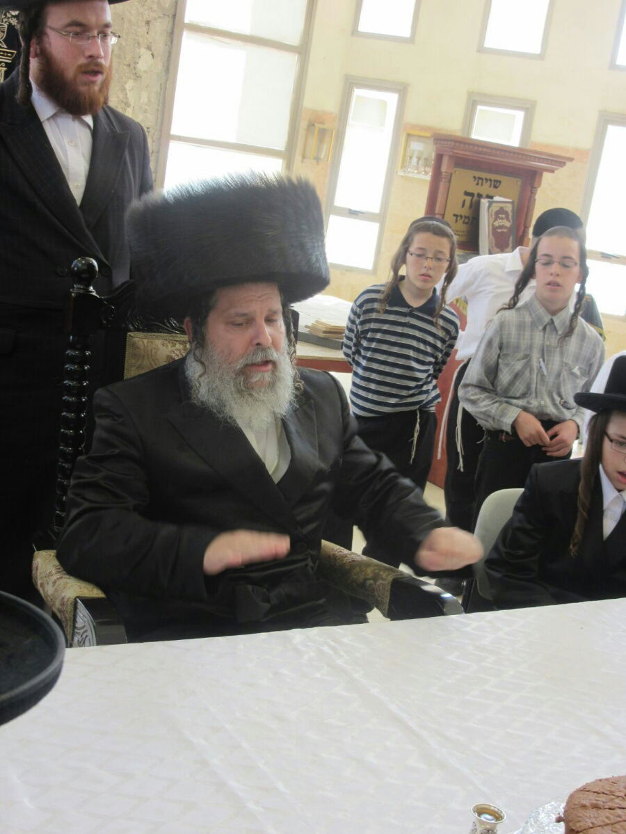 נדבורנה-ביתר: הנחת תפילין לבן האדמו"ר