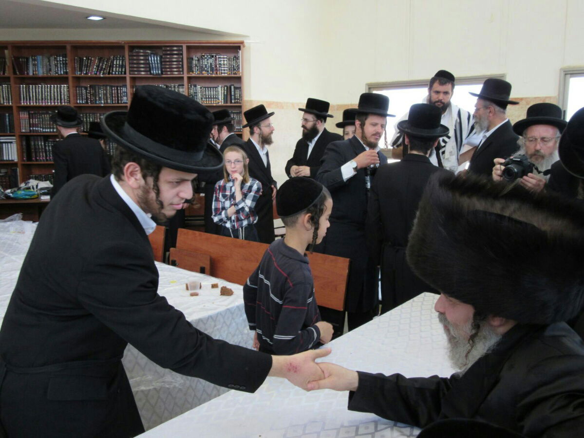 נדבורנה-ביתר: הנחת תפילין לבן האדמו"ר