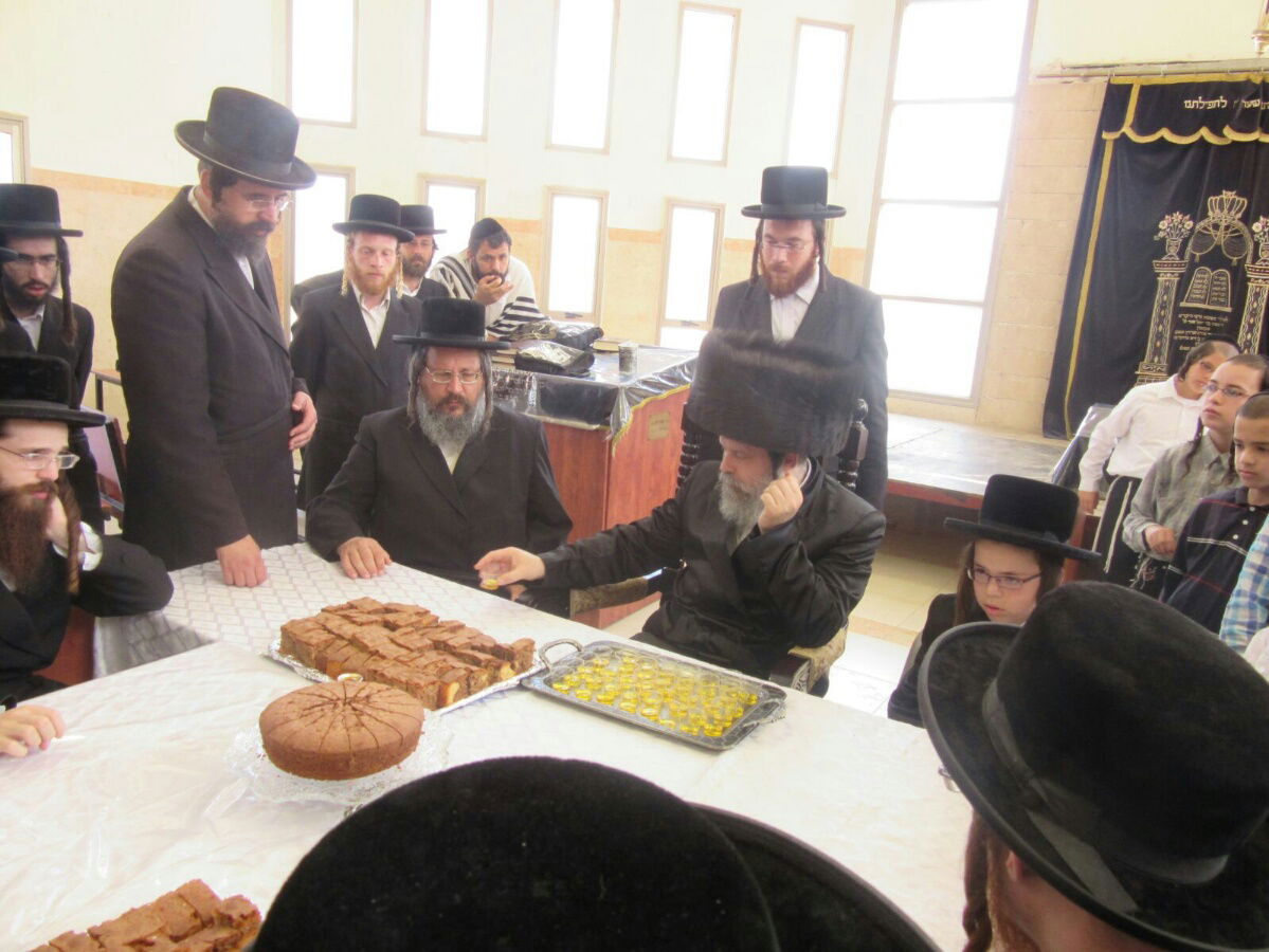 נדבורנה-ביתר: הנחת תפילין לבן האדמו"ר