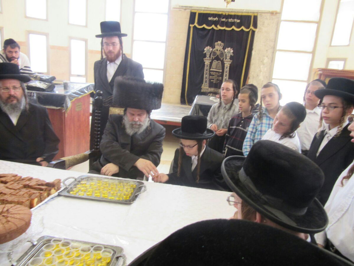 נדבורנה-ביתר: הנחת תפילין לבן האדמו"ר