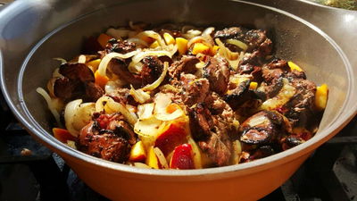 כבד עוף ופירות קיץ במתיקות מעודנת