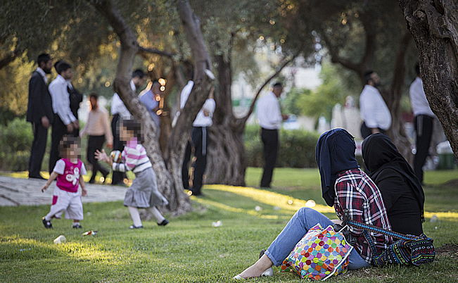 החרדים התפללו בפארק והמוסלמיות ישבו וצפו • תמונות