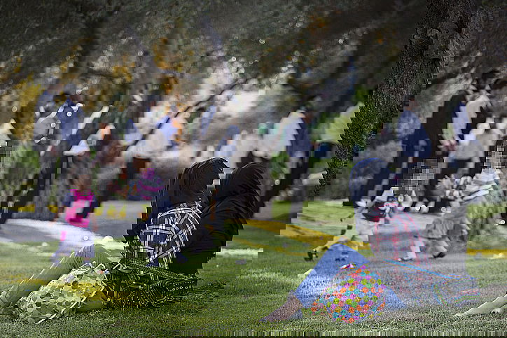 החרדים התפללו בפארק והמוסלמיות ישבו וצפו • תמונות