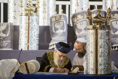 עשרות ספרי תורה הוכנסו בכותל המערבי • גלריה