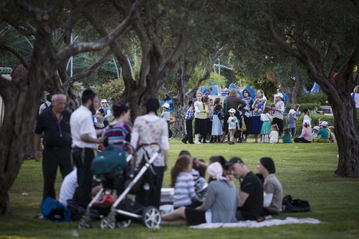החרדים התפללו בפארק והמוסלמיות ישבו וצפו • תמונות