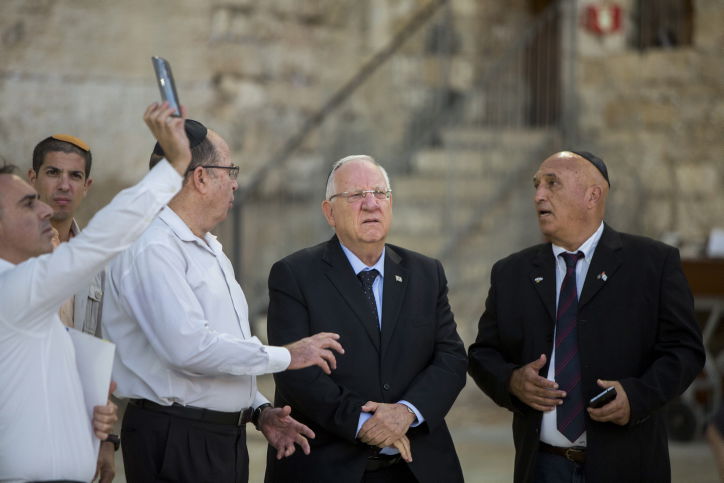 עשרות ספרי תורה הוכנסו בכותל המערבי • גלריה