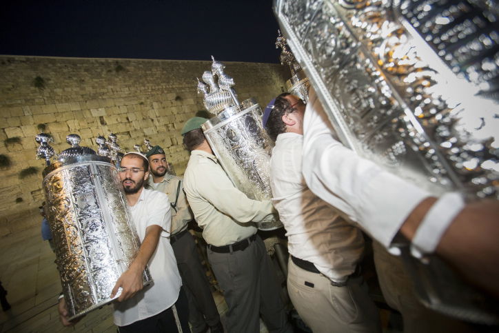 עשרות ספרי תורה הוכנסו בכותל המערבי • גלריה