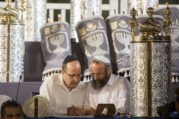 עשרות ספרי תורה הוכנסו בכותל המערבי • גלריה