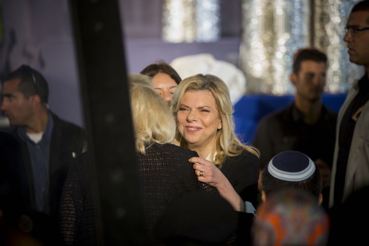 עשרות ספרי תורה הוכנסו בכותל המערבי • גלריה