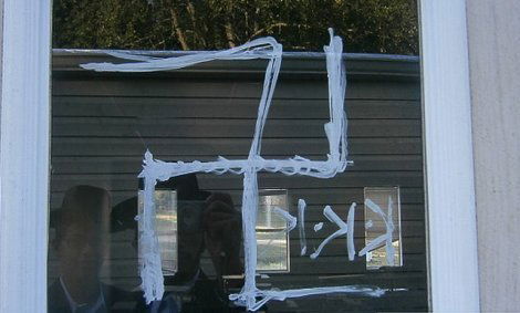 צלבי קרס וכתובות נאצה רוססו על 30 רכבים ובתים בטקסס