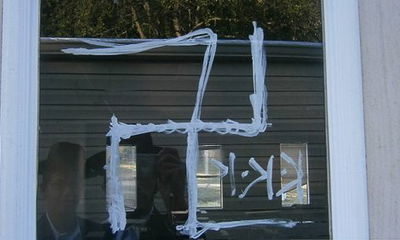 צלבי קרס וכתובות נאצה רוססו על 30 רכבים ובתים בטקסס