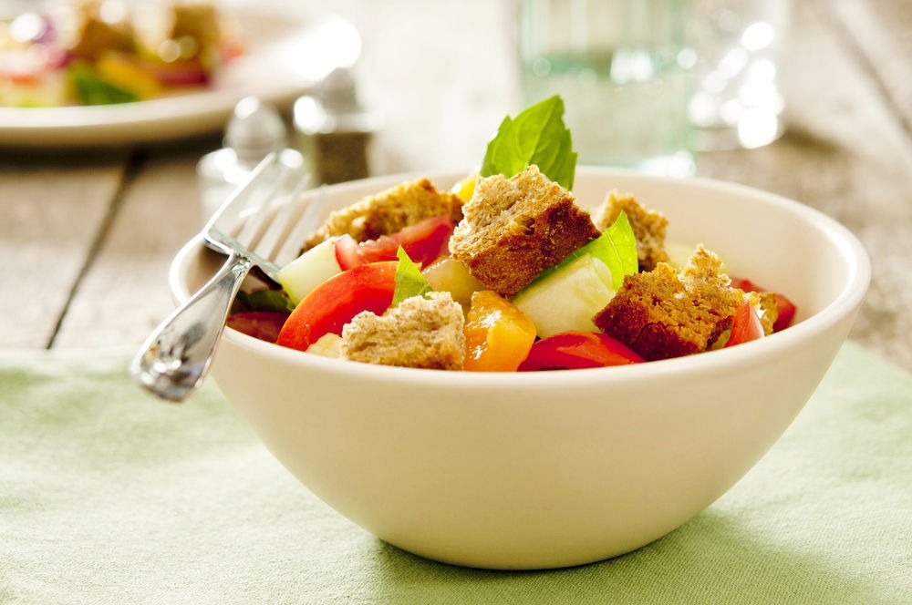 קרוטונים משאריות חלה וסלט ירקות מרענן