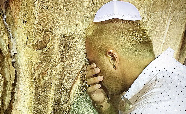 קובי פרץ בתפילה בכותל המערבי, אתמול