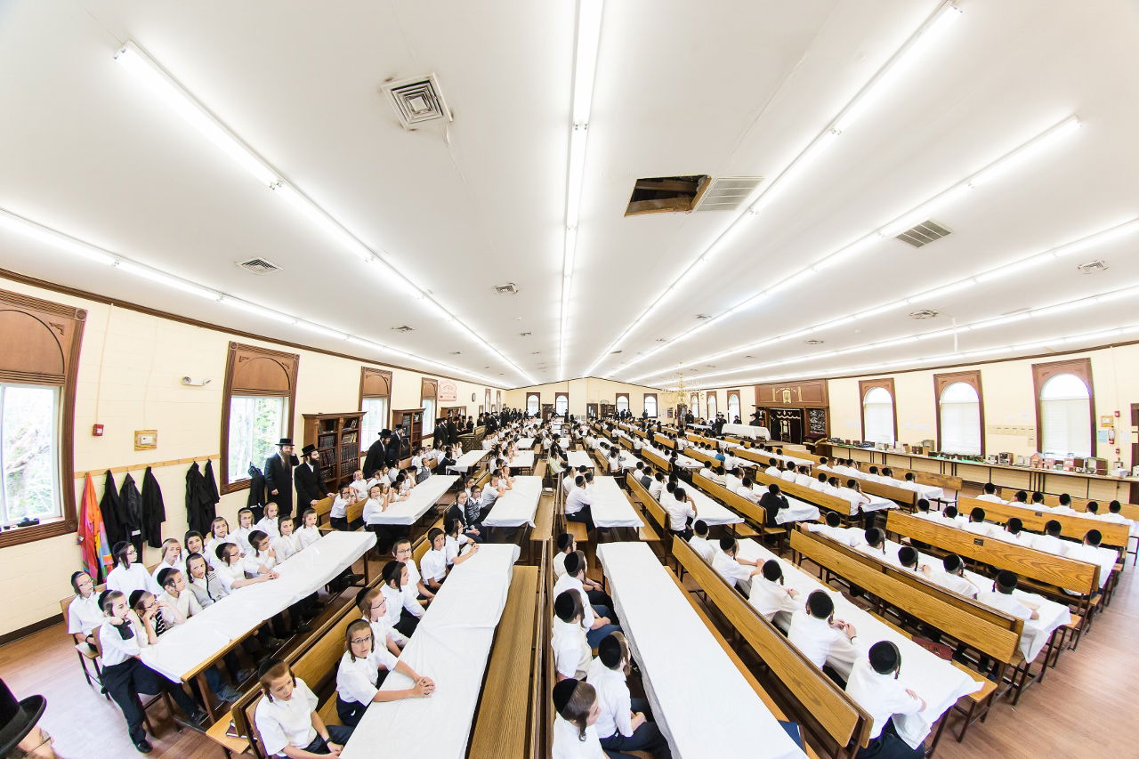 האדמו"ר מבאבוב במחנה הילדים: "סמארטפון זה שמד-פון"