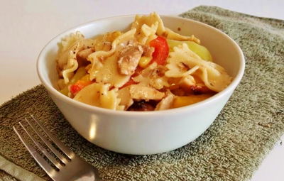 פסטה עם רצועות עוף ופלפלים צבעוניים