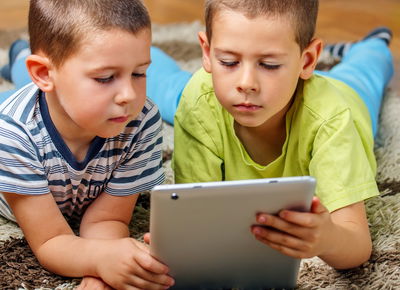 הילדים של תשע"ה יותר מידי שעות מול המסך. סקר