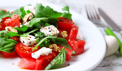 אבטיח עגבניות עם גבינת פטה - הסלט הכי מיוחד של הקיץ