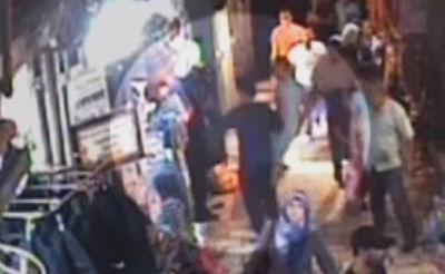 תיעוד: ערבים תוקפים חרדי בעיר העתיקה בירושלים
