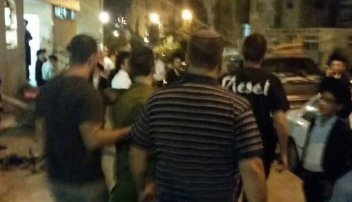 החייל מחולץ מבית הכנסת על ידי בלשי משטרה, הערב