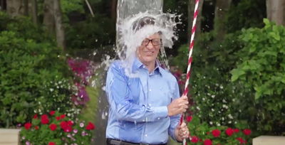 ביל גייטס מבצע את אתגר דלי הקרח, בהוראת צוקרברג