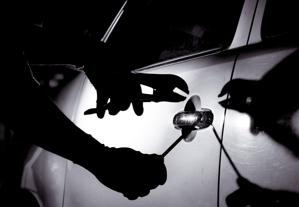 פתח תקווה: פרץ בלילה לרכב ונרדם עד הבוקר