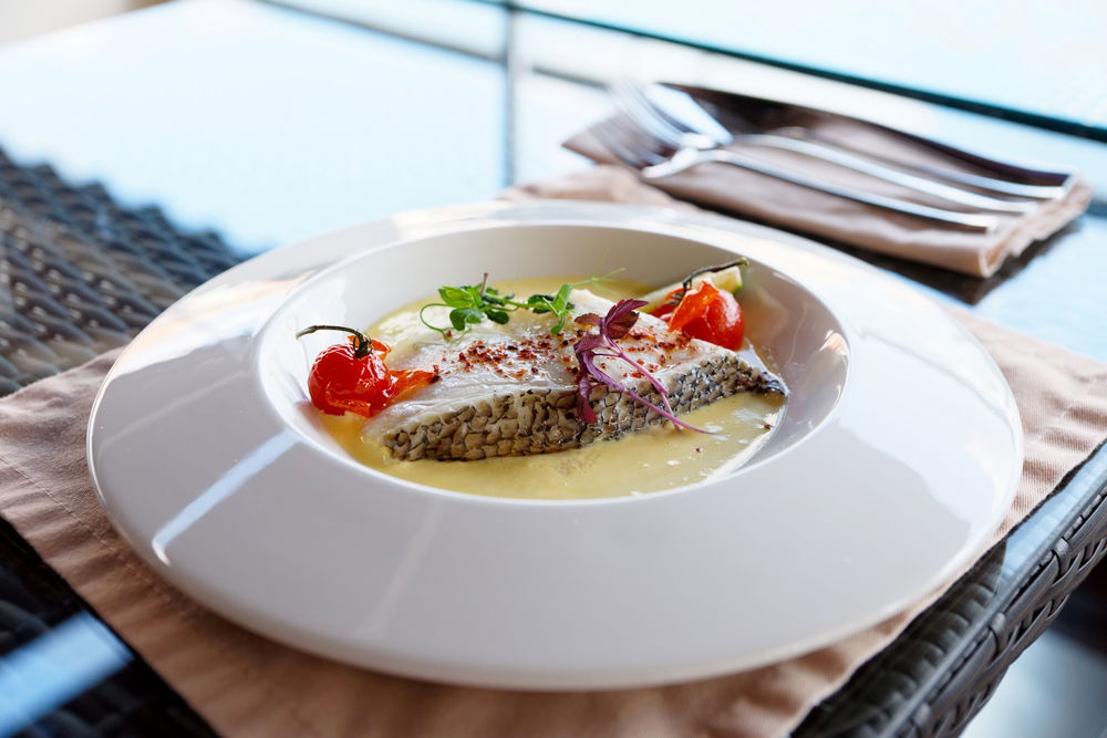 דג בס עם עגבניות שרי, צנוברים ועשבי תיבול