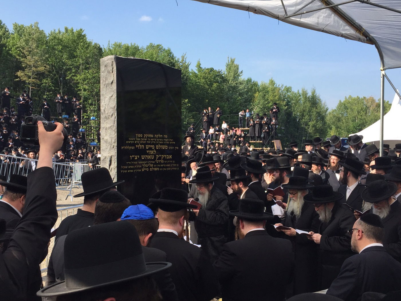 תיעוד: הקמת המצבה בציון הרבי מטאהש זצ"ל