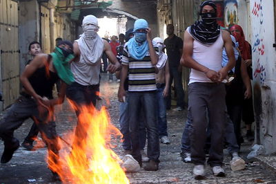 צפו: נערים פלסטינים מיידים אבנים על שוטרים