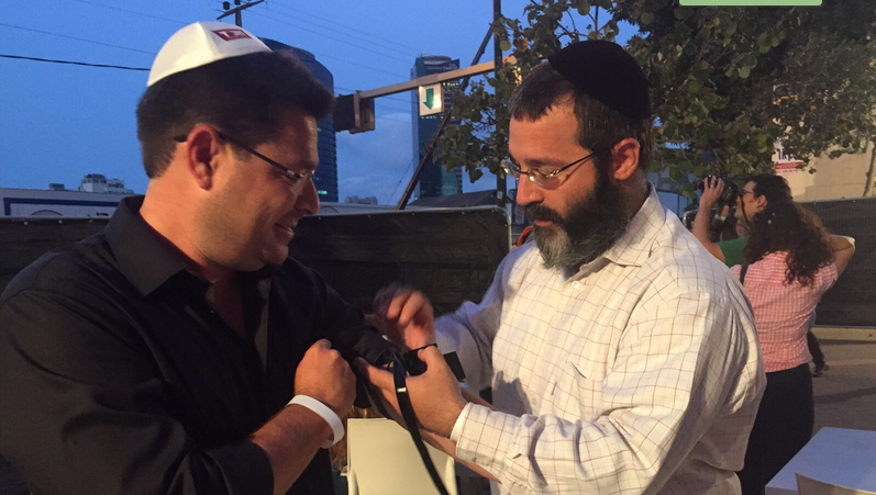 אקוניס מניח תפילין