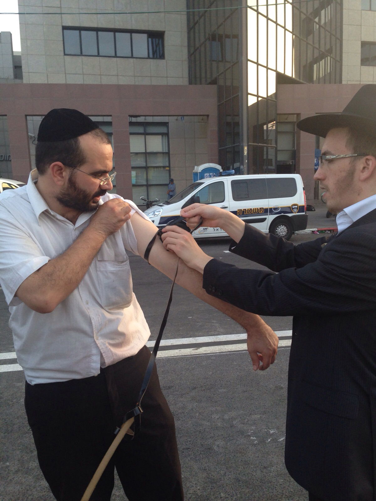 לפני פיצוץ גשר מעריב: השר אקוניס ומנכ"ל "דניה סיבוס" הניחו תפילין