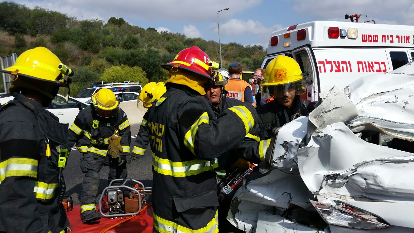 תאונה בכביש 1 בין משאית לרכב פרטי: הרוג ושלושה פצועים