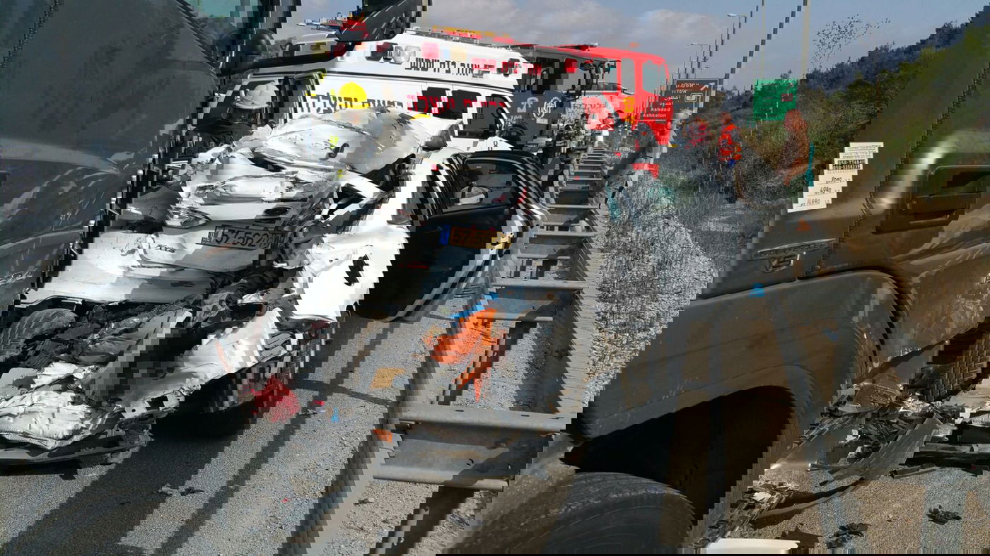 תאונה בכביש 1 בין משאית לרכב פרטי: הרוג ושלושה פצועים