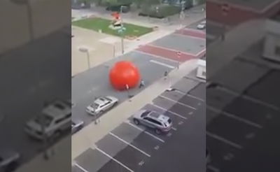 מחזה משעשע באוהיו: כדור ענק התגלגל ברחובות