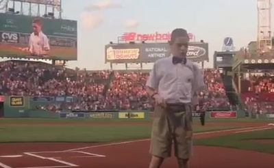 צפו: הילד האוטיסט-עיוור שמרגש את ארה"ב