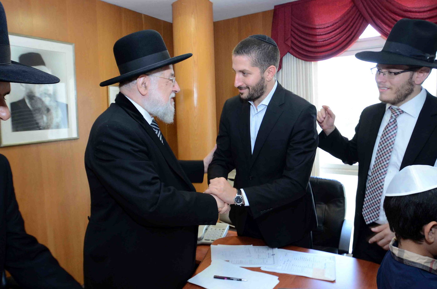 ארבעה ספרי תורה יוכנסו לבית הכנסת הגדול • תיעוד מכתיבת האותיות