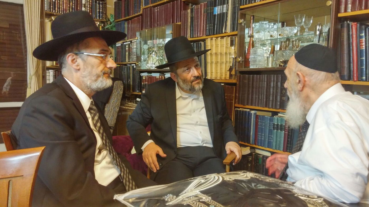 כהן ודרעי במעונו של הגר"ש כהן, הערב