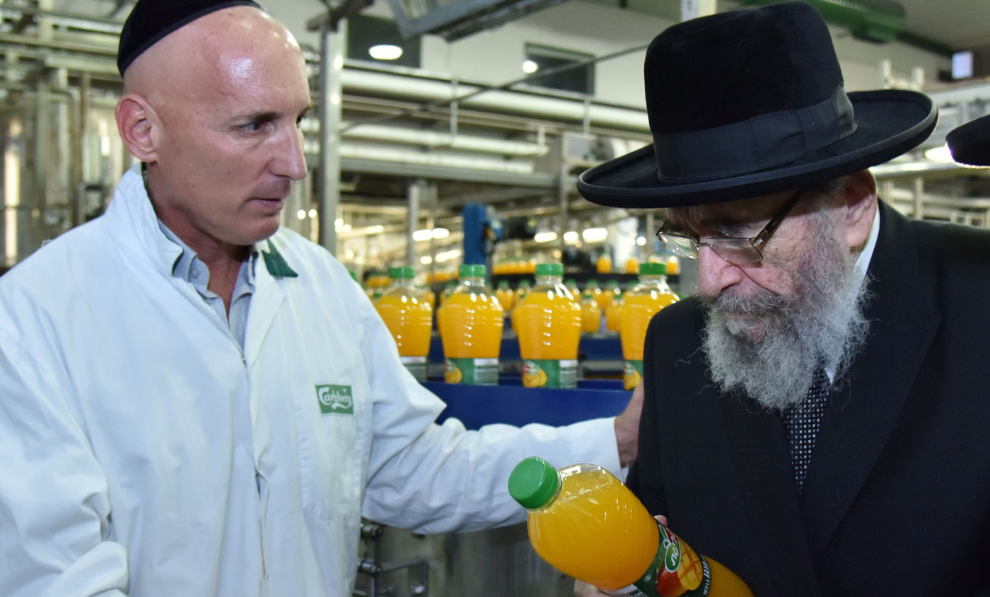 הרב לנדא בוחן את מוצרי חברת פריגת
